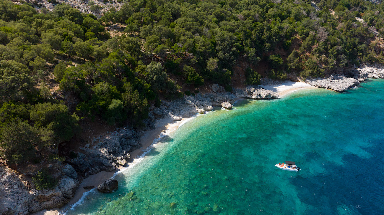 Private boat hire in Poros Kefalonia – enjoy the Ionian Sea and secluded beaches
